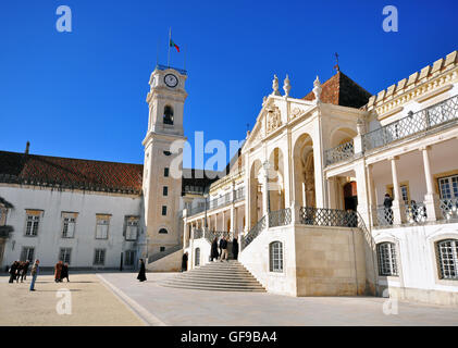 Lissabon, PORTUGAL - Dezember 7: Zentralplatz der Universität Coimbra am 7. Dezember 2013. Coimbra ist die 3. größte Stadt von Port Stockfoto