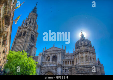 HDR der aufgehenden Sonne über die Fassade der Kathedrale der Heiligen Maria von Toledo, Toledo, Spanien Stockfoto