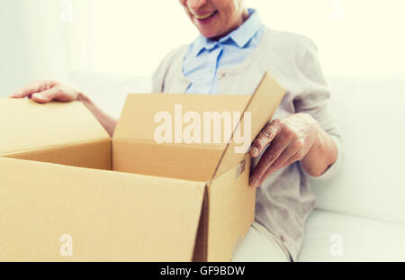 Nahaufnahme von senior Frau mit Paketbox zu Hause Stockfoto