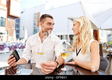 Brautpaar mit Geldbörse bezahlen Rechnung im restaurant Stockfoto