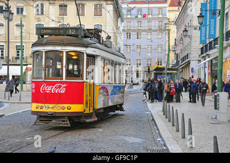 Lissabon, PORTUGAL - NOVEMBER 27: Rote Straßenbahn Nr. 12 geht von der Straße der Innenstadt von Lissabon am 27. November 2013. Lissabon ist eine ca Stockfoto