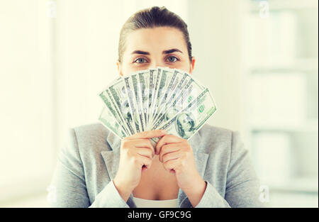 Frau verbirgt ihr Gesicht hinter uns Dollar Geld fan Stockfoto