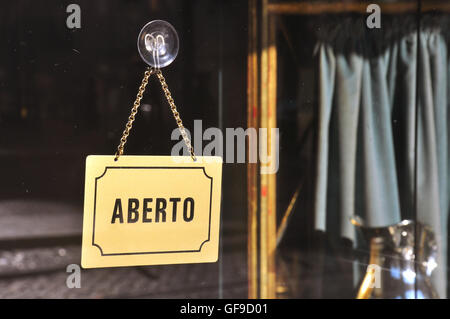 Melden Sie sich "Open" an alten Café in Lissabon, Portugal Stockfoto