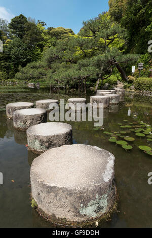 Trittsteine im Teich im Garten des Heian Jingu Schrein, Kyoto, Japan Stockfoto