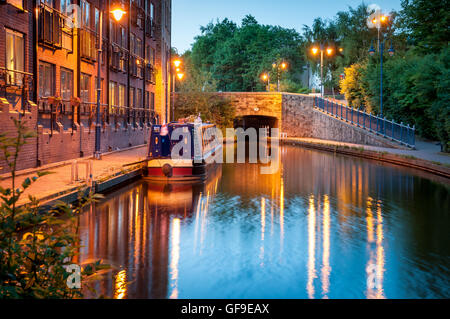 Schiff vor Anker auf einem Kanal in Stalybridge eine Kleinstadt in Greater Manchester, England. Stockfoto