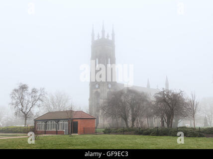 Kirche bedeckt im Morgennebel in der Nähe von Manchester, England. Stockfoto