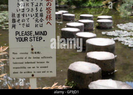 Trittsteine im Teich im Garten des Heian Jingu Schrein, Kyoto, Japan Stockfoto