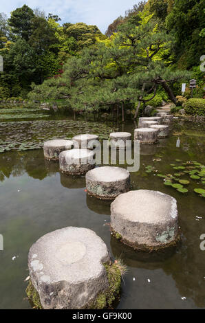 Trittsteine im Teich im Garten des Heian Jingu Schrein, Kyoto, Japan Stockfoto