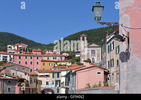 Tellaro ist ein kleines Fischerdorf, thront auf einem Felsen an der Ostküste des Golf von La Spezia in Ligurien, Norditalien. Stockfoto