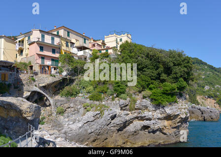 Tellaro ist ein kleines Fischerdorf, thront auf einem Felsen an der Ostküste des Golf von La Spezia in Ligurien, Norditalien. Stockfoto