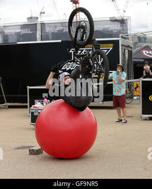 Schottische Studien Radfahrer Danny Macaskill zeigt seine Fähigkeiten bei einem Drop and Roll Display, während die aufsichtsrechtlichen RideLondon Grand Prix in Lee Valley VeloPark, Queen Elizabeth Olympic Park in London. Stockfoto