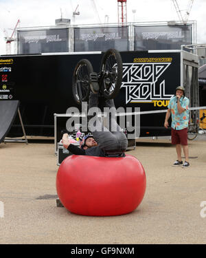 Schottische Studien Radfahrer Danny Macaskill zeigt seine Fähigkeiten bei einem Drop and Roll Display, während die aufsichtsrechtlichen RideLondon Grand Prix in Lee Valley VeloPark, Queen Elizabeth Olympic Park in London. Stockfoto