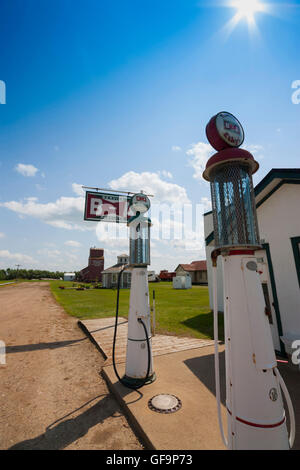 Vintage Zapfsäulen an der Western Development Museum, North Battleford, Saskatchewan Canada Stockfoto