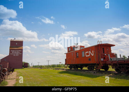 Getreidesilo und Zug mit Wachen van im Open-Air-Museum in North Battleford, Saskatchewan Kanada Stockfoto