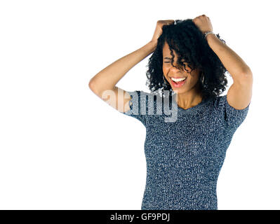 weibliches Model attraktive Frau auf Plein Hintergrund mit textfreiraum frustriert ziehen Haare Stockfoto