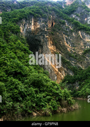 Schwalbe-Höhle übergeben in Shennong Bach, einem Nebenfluss des Jangtse in China. Stockfoto