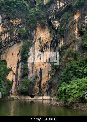 Schwalbe-Höhle übergeben in Shennong Bach, einem Nebenfluss des Jangtse in China. Stockfoto