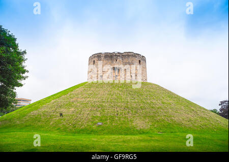 Clifford's Tower York, Blick auf den Norman Keep bekannt als Clifford's Tower im Zentrum der Stadt York, Yorkshire, England, Großbritannien Stockfoto