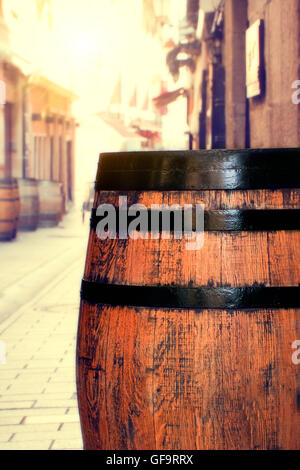 Holzfass auf einer Straße in Logroño. Fässer im Hintergrund. Vertikales Bild. Stockfoto