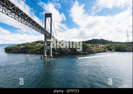 Eine Brücke mit dem Festland von der Insel Sotra in der Nähe von Bergen in Norwegen Stockfoto