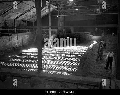 Guss Eisen Hochofen Eisen Stahl Arbeiter bei der Firma Lilleshall in Shropshire 1958 Stockfoto