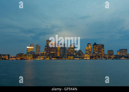 Ein Foto von der Skyline von Boston, in den frühen Abendstunden von Piers Park in East Boston gesehen. Stockfoto