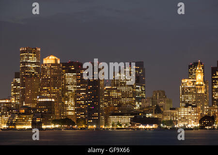 Ein Foto von der Skyline von Boston, in den frühen Abendstunden von Piers Park in East Boston gesehen. Stockfoto
