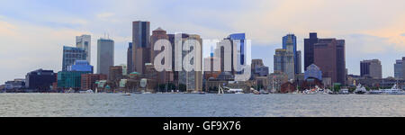 Ein Panorama-Foto von der Skyline von Boston, von Piers Park in East Boston kurz vor Sonnenuntergang gesehen. Stockfoto