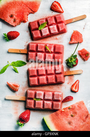 Erdbeer-Wassermelone Eis Eis am Stiel mit Minze über Stahl-Fach-Hintergrund Stockfoto