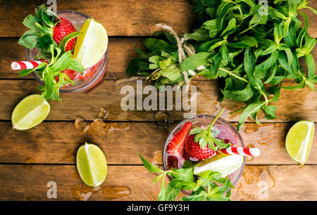 Erdbeer Mojito-Sommer-Cocktails mit Minze und Limette in Gläsern Stockfoto