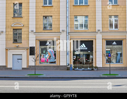 MINSK, BELARUS - 4. Oktober: Adidas Flagship-Store in Minsk am 4. Oktober 2014. Minsk ist die Hauptstadt und die größte Stadt des Belaru Stockfoto