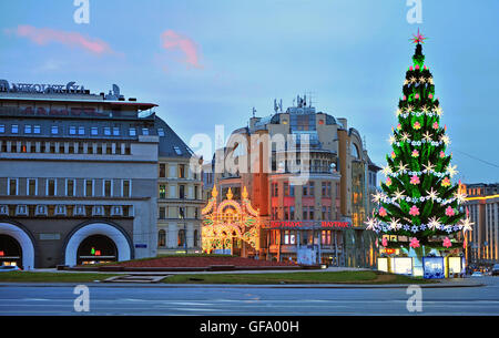 Moskau, Russland - 20 Dezember: Nachtansicht des Einkaufszentrums Nautilus in Moskau am 20. Dezember 2015. Moskau ist die Hauptstadt ein Stockfoto