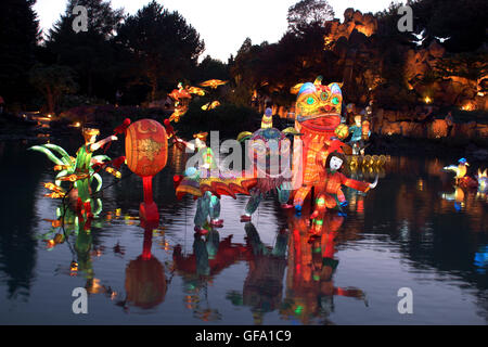 Chinesische Laternen an den Montreal Botanical Gardens entfernt. Quebec - Kanada. Fabelwesen Stockfoto