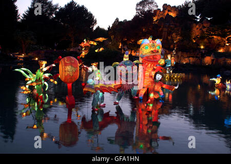 Chinesische Laternen an den Montreal Botanical Gardens entfernt. Quebec - Kanada. Fabelwesen Stockfoto