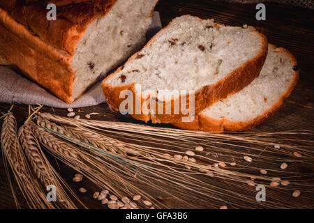 in Scheiben geschnittene weiße Brötchen und Ähren Stockfoto
