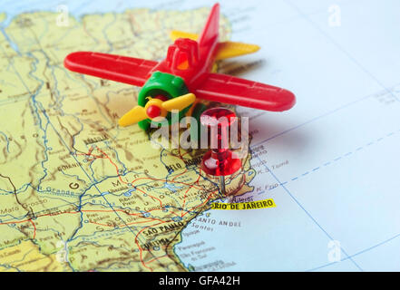 Nahaufnahme von roten Pin auf einer Karte von Rio De Janeiro und Flugzeug - Reisekonzept Stockfoto