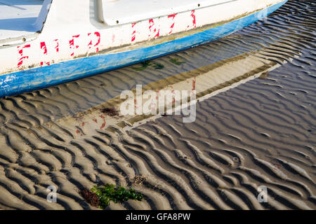 typische hölzerne Rettungsboot an der italienischen Adria-Küste-Strand Stockfoto