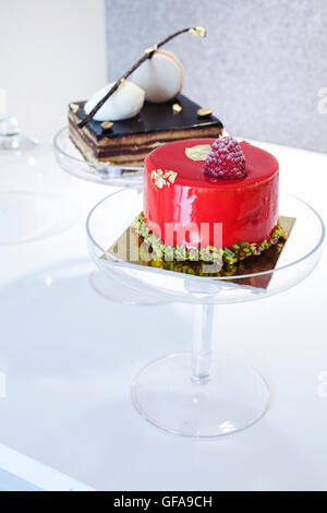 bunte Jelly kleine Kuchen Himbeer-Geschmack und Tiramisu Kuchen hinter Stockfoto