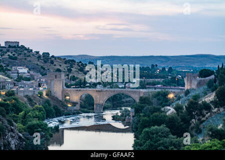 San Martin-Brücke über den Fluss Tajo in Toledo Spanien Stockfoto