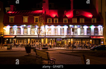 QUEBEC Stadt - 24. Mai 2016: Viele Restaurants säumen die Straßen im alten Quebec Stadt wie diese in Place Royale. Stockfoto