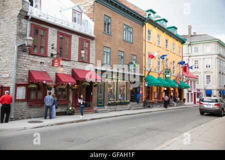 QUEBEC Stadt - 24. Mai 2016: Rue Saint-Louis in old Quebec City ist gesäumt von historischen Gebäuden, die jetzt als Hotel dienen Stockfoto