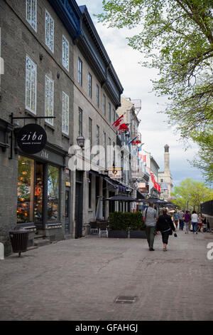 QUEBEC Stadt - 24. Mai 2016: Rue Saint-Louis in old Quebec City ist gesäumt von historischen Gebäuden, die jetzt als Hotel dienen Stockfoto