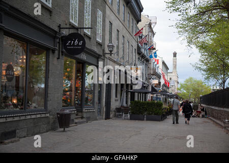 QUEBEC Stadt - 24. Mai 2016: Rue Saint-Louis in old Quebec City ist gesäumt von historischen Gebäuden, die jetzt als Hotel dienen Stockfoto