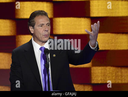 Philadelphia, Pennsylvania, USA. 28. Juli 2016. Gouverneur Andrew Cuomo (Demokrat aus New York) macht Bemerkungen während der vierten Tagung der Democratic National Convention 2016 im Wells Fargo Center in Philadelphia, Pennsylvania am Donnerstag, 28. Juli, 2016.Credit: Ron Sachs/CNP. © Ron Sachs/CNP/ZUMA Draht/Alamy Live-Nachrichten Stockfoto