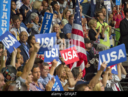 Philadelphia, Pennsylvania, USA. 28. Juli 2016. Schilder und Fahnen während der vierten Tagung der Democratic National Convention 2016 im Wells Fargo Center in Philadelphia, Pennsylvania am Donnerstag, 28. Juli 2016.Credit: Ron Sachs/CNP. © Ron Sachs/CNP/ZUMA Draht/Alamy Live-Nachrichten Stockfoto