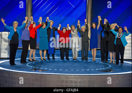 Philadelphia, Pennsylvania, USA. 28. Juli 2016. Die demokratischen Frauen des US-Senats erheben ihre Hände nach Bemerkungen während der vierten Tagung der Democratic National Convention 2016 im Wells Fargo Center in Philadelphia, Pennsylvania auf Donnerstag, 28. Juli 2016 machen. Bildnachweis: Ron Sachs/CNP. © Ron Sachs/CNP/ZUMA Draht/Alamy Live-Nachrichten Stockfoto