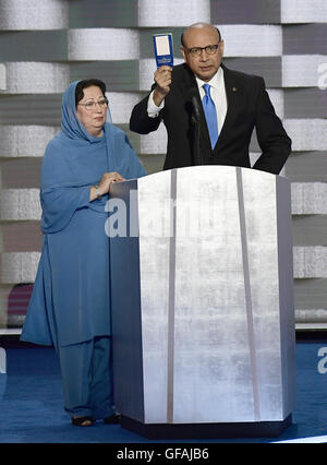 Philadelphia, Pennsylvania, USA. 28. Juli 2016. Khizr Khan enthält eine Kopie der US-Verfassung, wie er während der vierten Tagung der Democratic National Convention 2016 im Wells Fargo Center in Philadelphia, Pennsylvania auf Donnerstag, 28. Juli 2016 Bemerkungen macht. Kahns Sohn Humayun S. M. Khan war ein Absolvent der University of Virginia, die in der US-Armee angeworben und ist eine der 14 amerikanische Muslime, die gestorben sind, dienen der USA in den zehn Jahren nach den Terroranschlägen des 11. September 2001. Bildnachweis: Ron Sachs/CNP. © Ron Sachs/CNP/ZUMA Draht/Alamy Live-Nachrichten Stockfoto