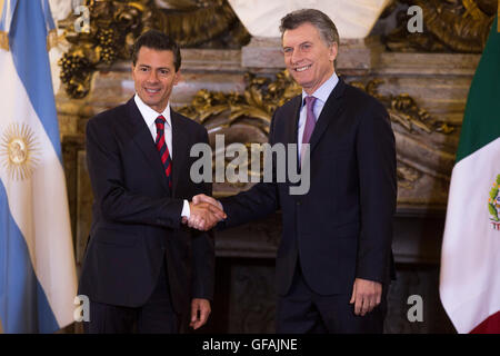 Buenos Aires, Argentinien. 29. Juli 2016. Argentine President Mauricio Macri (R) schüttelt Hände mit mexikanischen Präsidenten Enrique Pena Nieto am Casa Rosada Regierungsgebäude in Buenos Aires, der Hauptstadt von Argentinien, am 29. Juli 2016. Bildnachweis: Martin Zabala/Xinhua/Alamy Live-Nachrichten Stockfoto