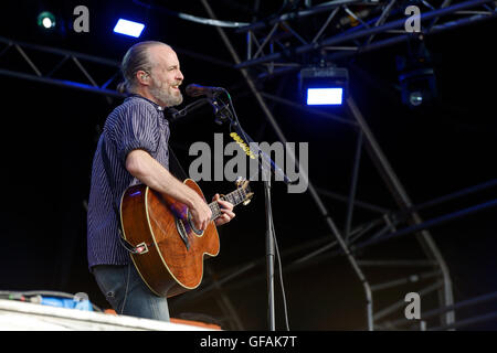 Carfest Nord, Bolesworth, Cheshire, UK. 29. Juli 2016. Fran Healy von Travis auf der Hauptbühne. Die Veranstaltung ist die Idee von Chris Evans und Funktionen 3 Tage von Autos, Musik und Unterhaltung mit einem Gewinn an die Stiftung Kinder in Not gespendet. Andrew Paterson/Alamy Live-Nachrichten Stockfoto