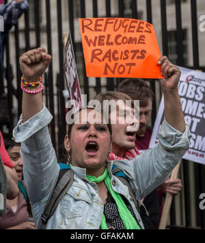 London, UK. 29. Juli 2016. Antifaschistische Gruppen Counter Protest unter einer schweren Polizeipräsenz gegen rechtsextreme Britische Nationalisten marschieren zu Downing Street fordert Austritt Artikel 50 sofort aufgerufen Credit: Guy Corbishley/Alamy Live News Stockfoto